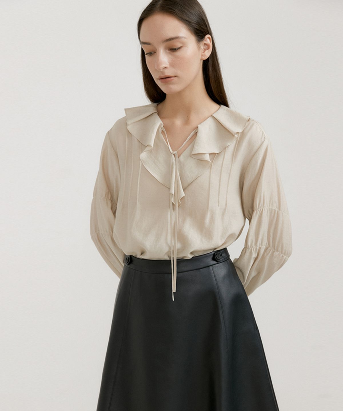 오떼뜨(OCTETTE) SHIMMER RUFFLE BLOUSE_2COLOR