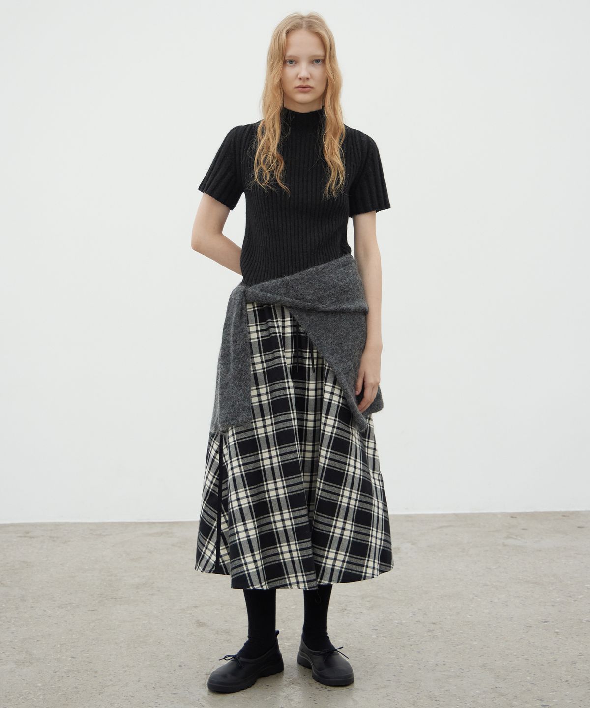 르바(LEVAR) Fine Wool Half-neck Knit - Black