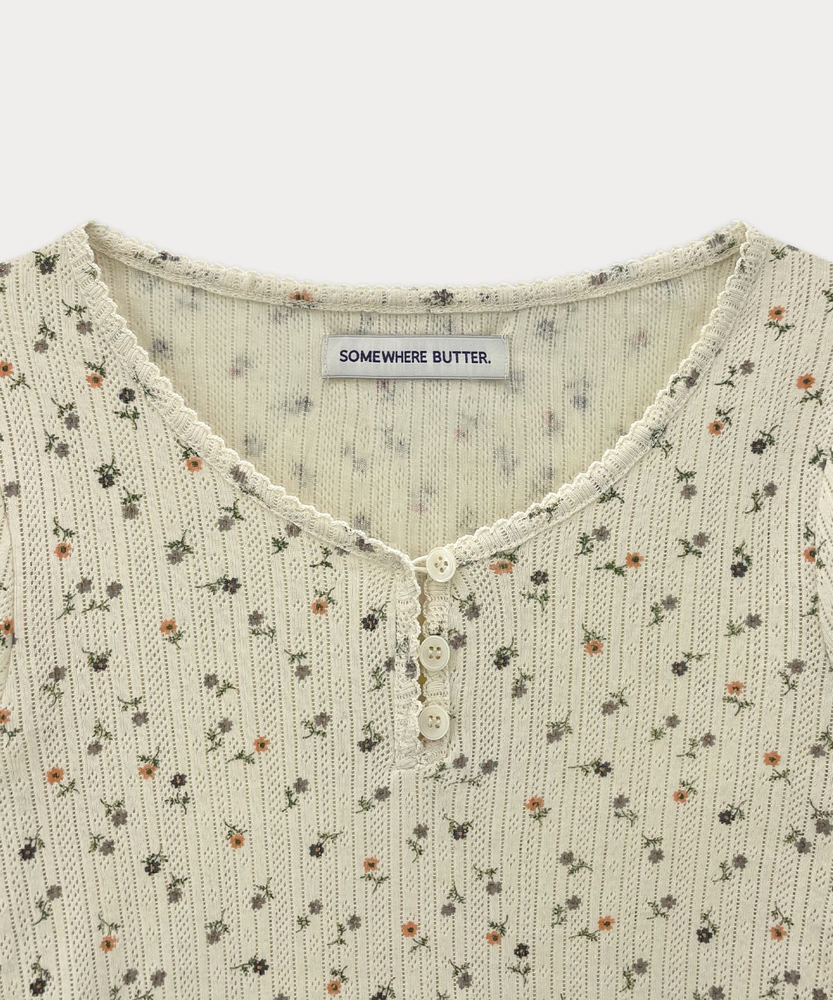 썸웨어버터(SOMEWHEREBUTTER) Flower Lace Button Long Top - Cream