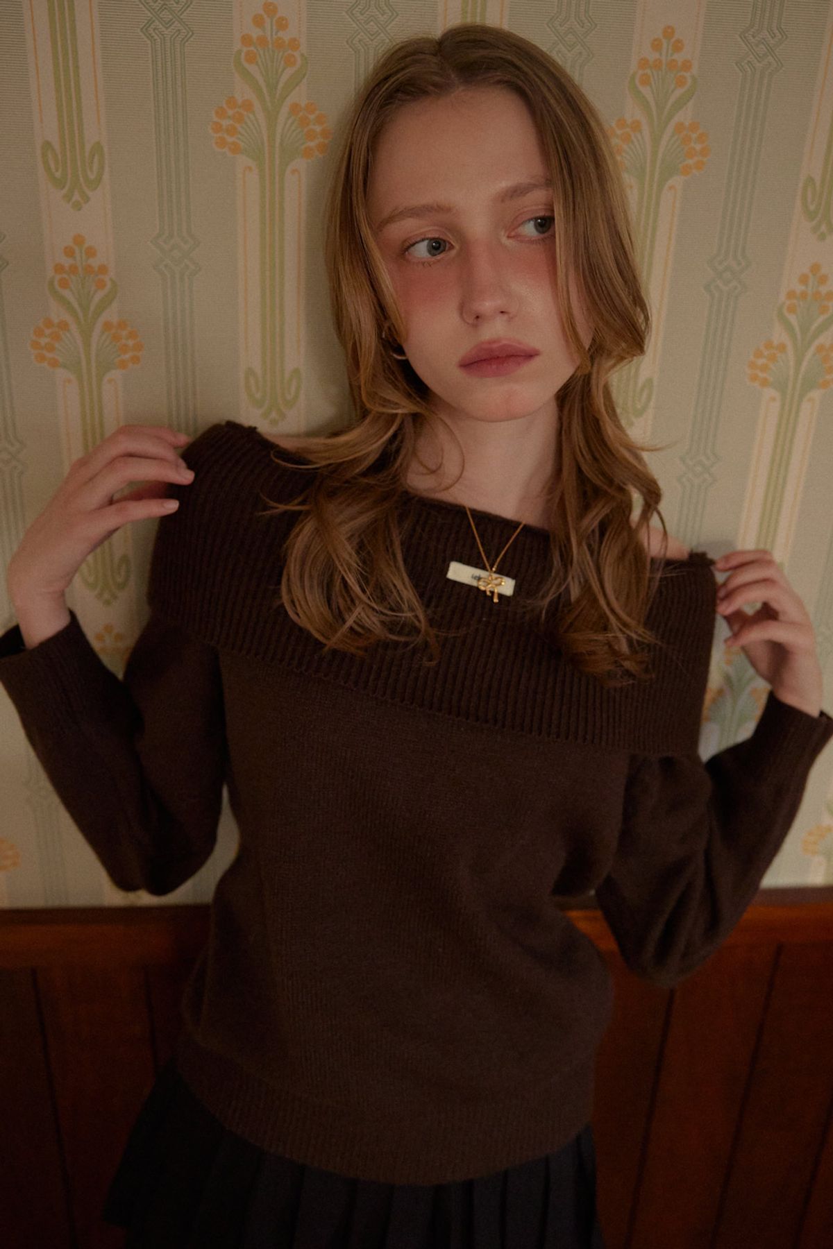 레터리(LETERIE) OFF-SHOULDER KNIT_BROWN