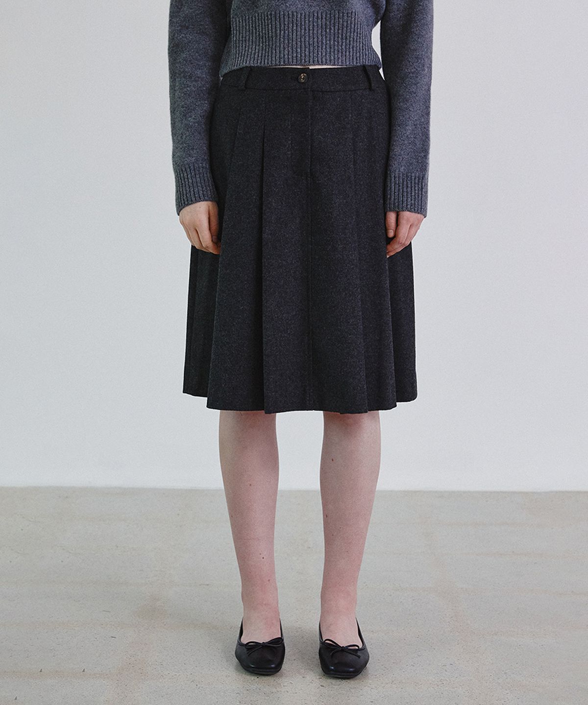 스텝어라운드(STEP AROUND) Pleats wool mid skirt_CHARCOAL