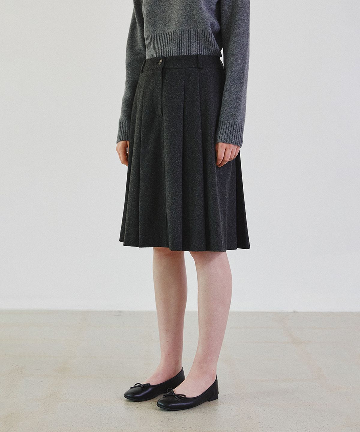 스텝어라운드(STEP AROUND) Pleats wool mid skirt_CHARCOAL