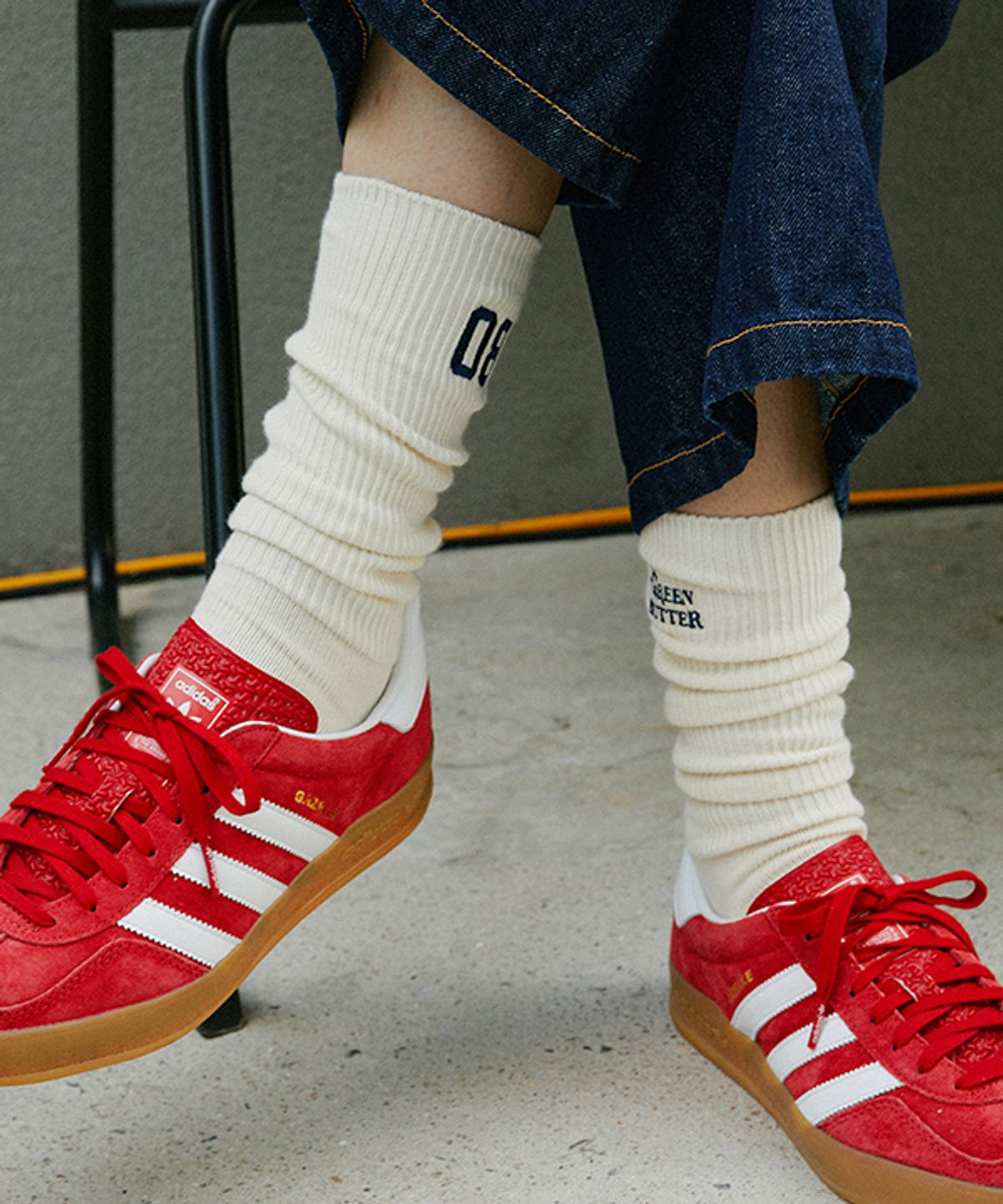 그린버터(GREENBUTTER) Needlework Mid-calf Socks (Navy)
