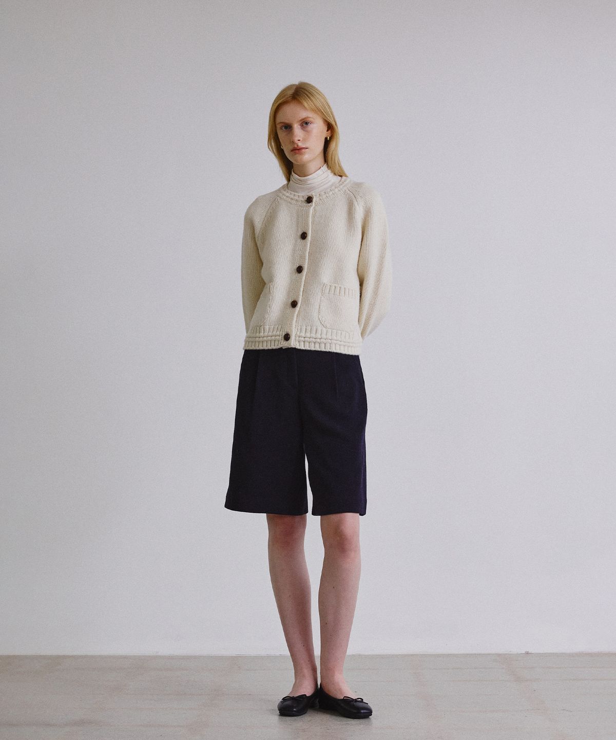 스텝어라운드(STEP AROUND) Wool twill bermuda pants_NAVY
