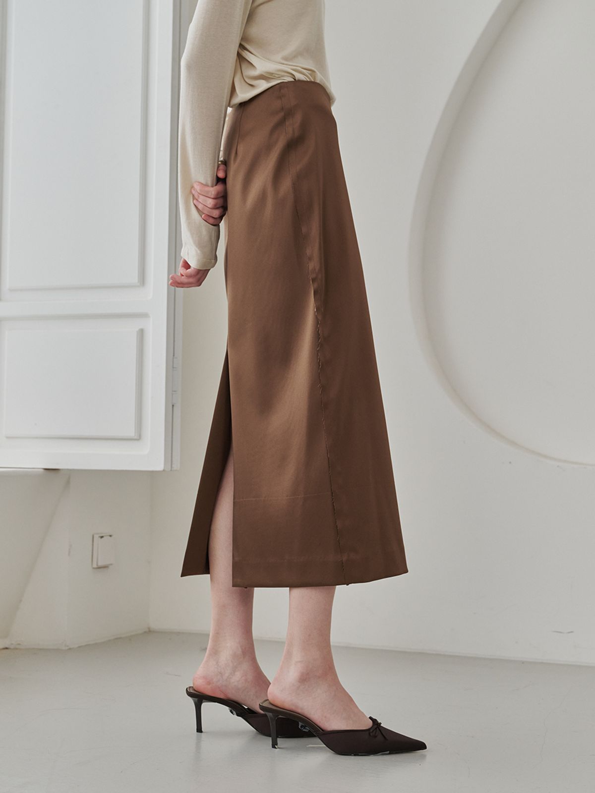 누브(NOUVE) Satin Cut Out Skirt - Brown