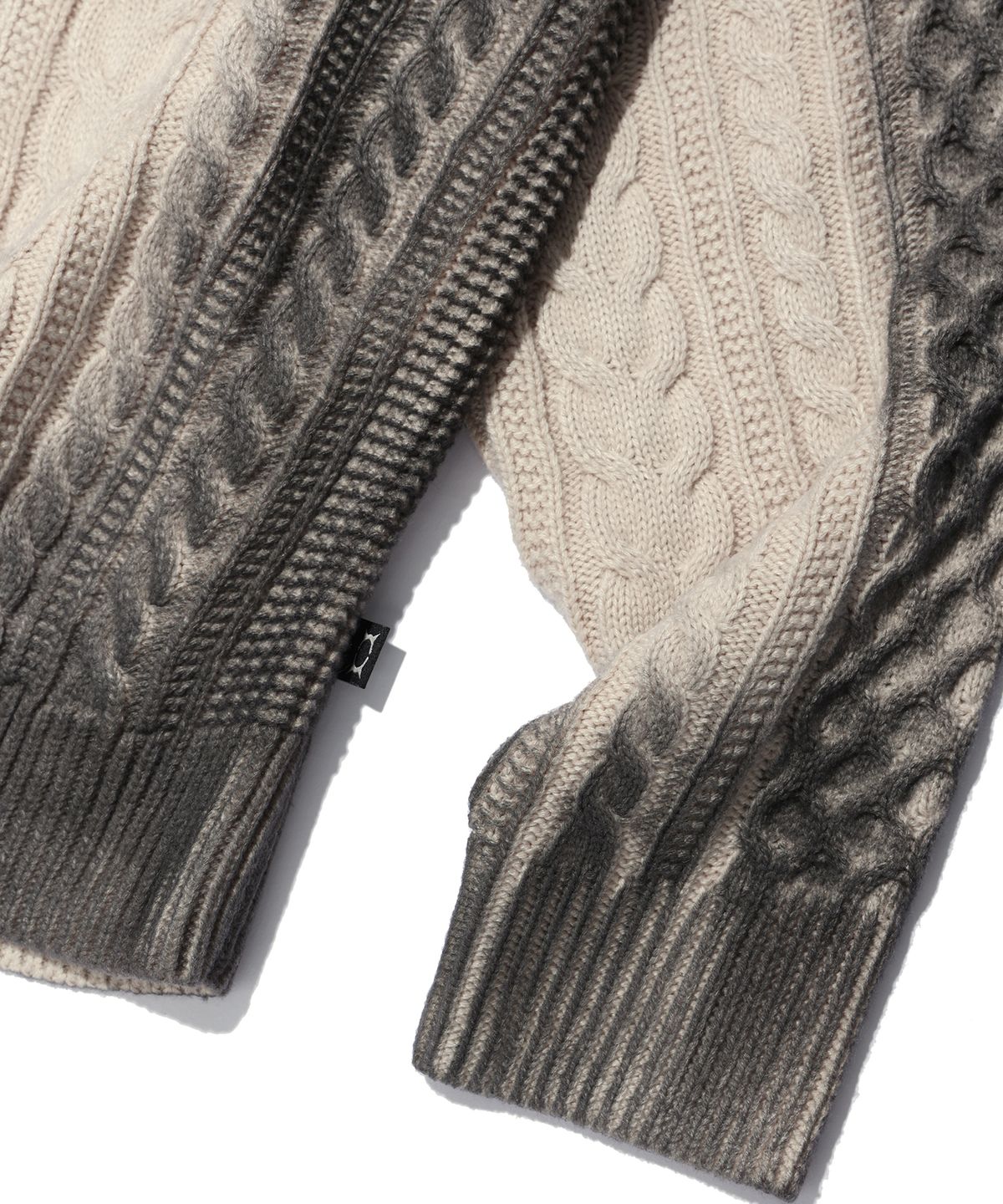 크리틱(CRITIC) WORMHOLE SPRAY CABLE KNIT BEIGE