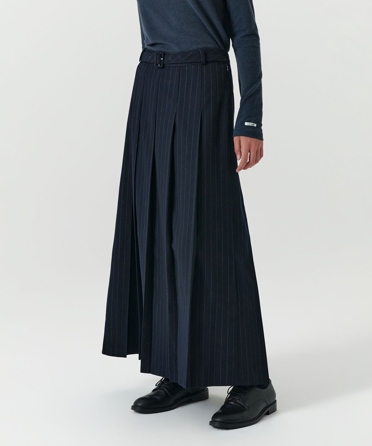 르바(LEVAR) Classic Belt Pleats Maxi Skirt - Navy Stripe