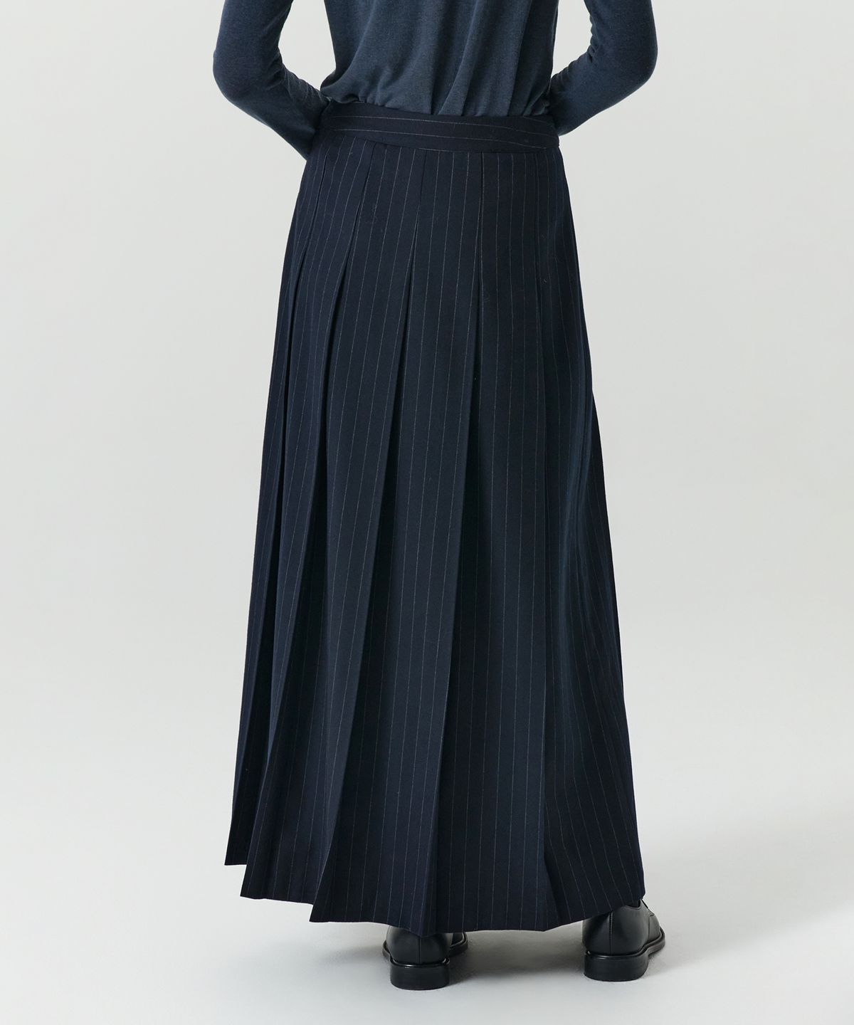 르바(LEVAR) Classic Belt Pleats Maxi Skirt - Navy Stripe