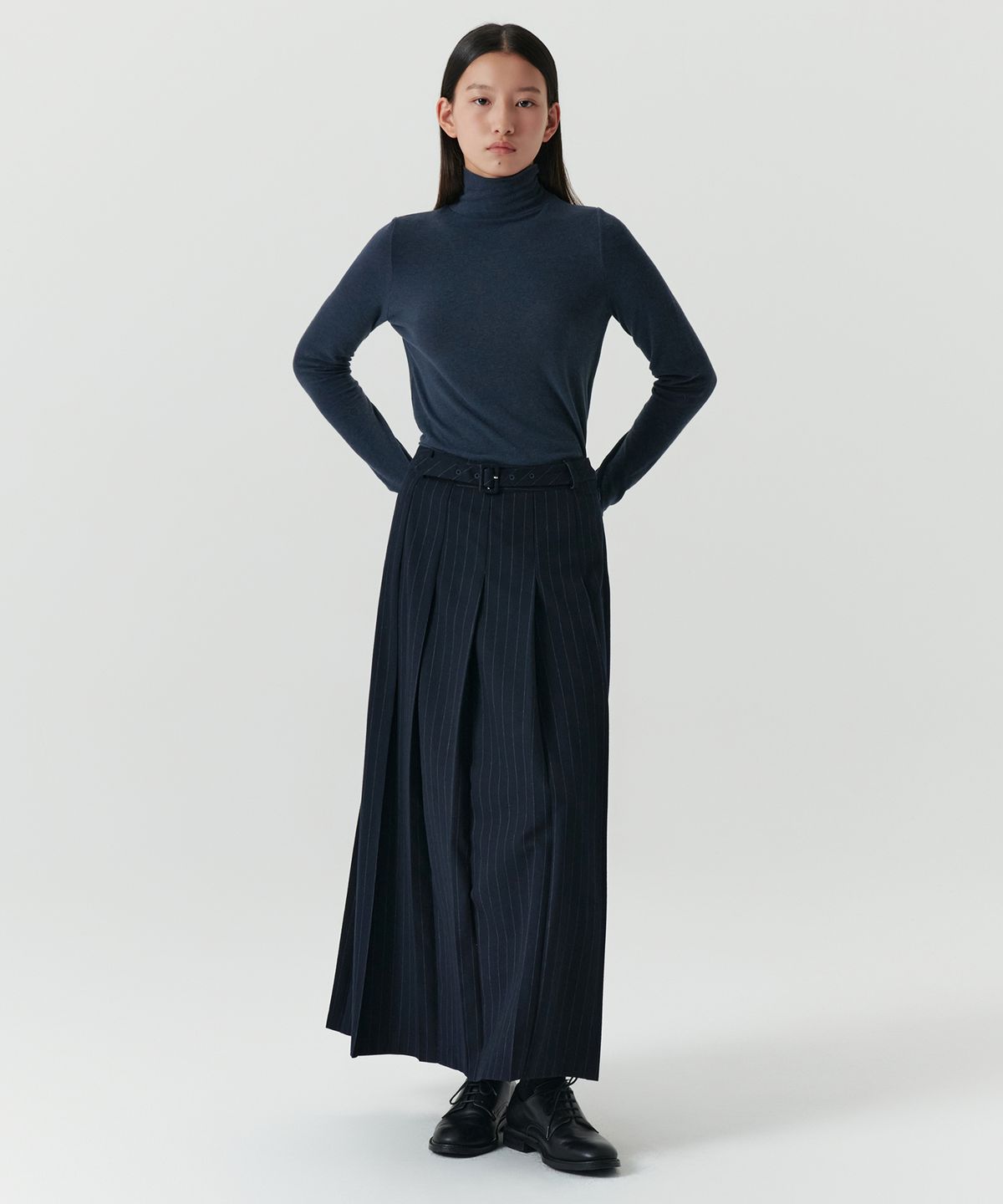 르바(LEVAR) Classic Belt Pleats Maxi Skirt - Navy Stripe