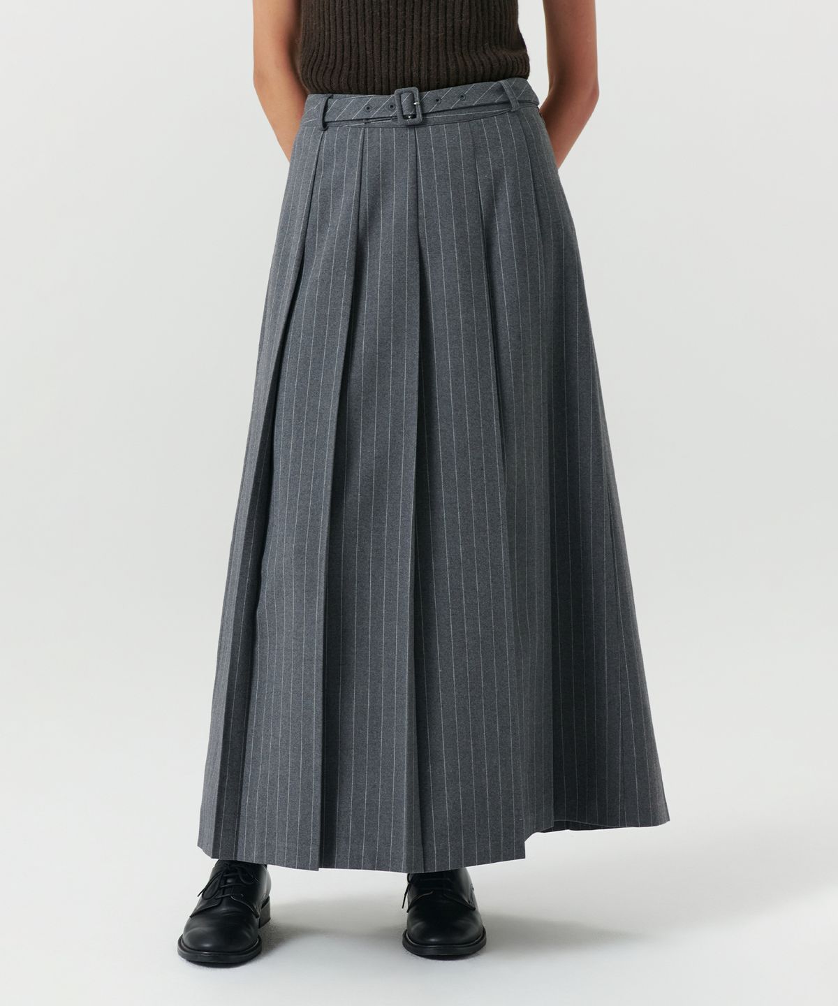 르바(LEVAR) Classic Belt Pleats Maxi Skirt - Charcoal Stripe