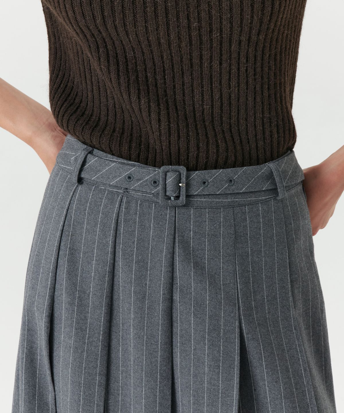 르바(LEVAR) Classic Belt Pleats Maxi Skirt - Charcoal Stripe