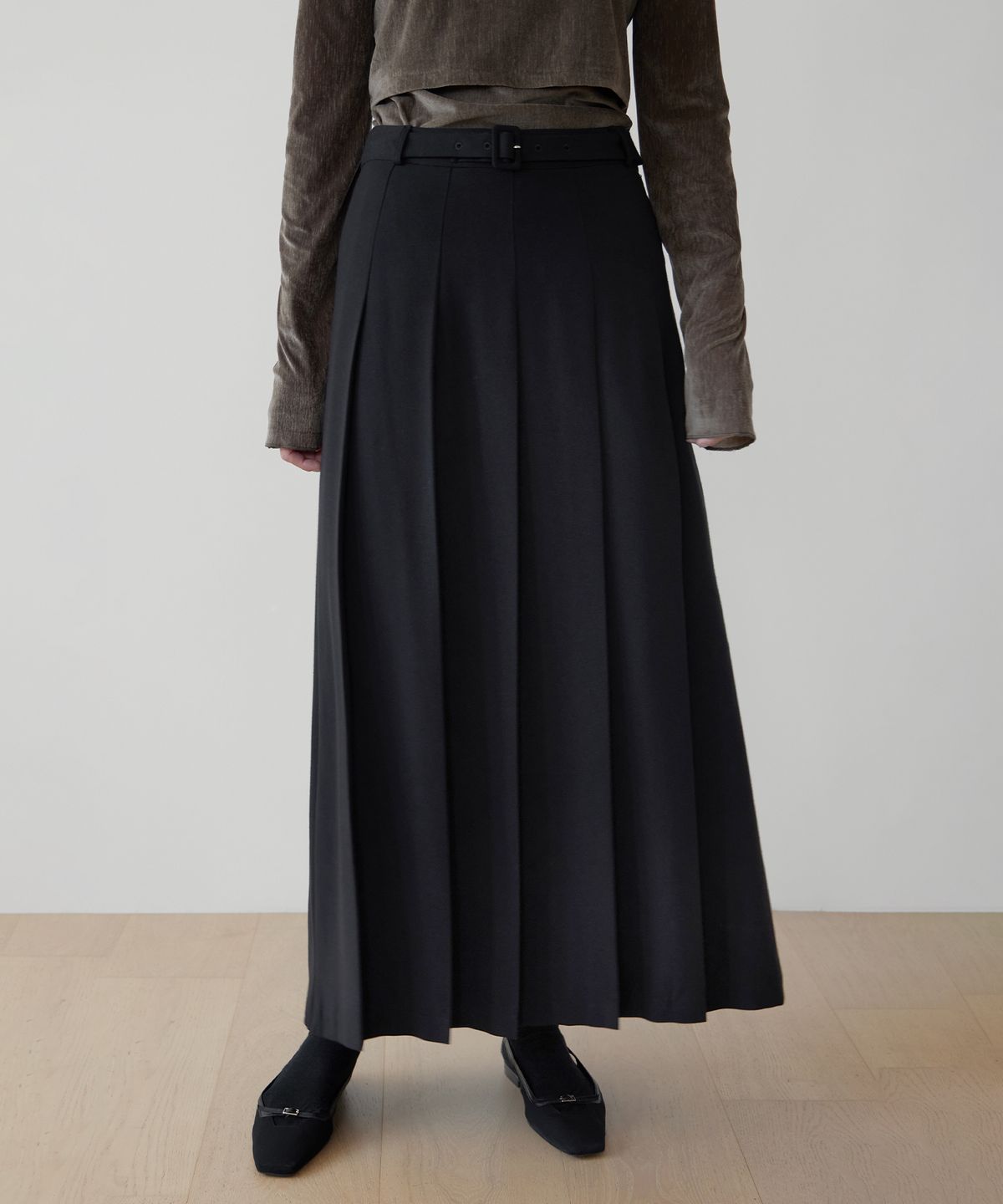르바(LEVAR) Classic Belt Pleats Maxi Skirt - Black