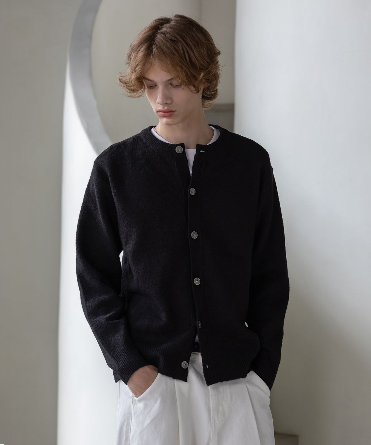 데꼬로소(DECOROSO) 컴포트 라운드넥 가디건 [블랙]