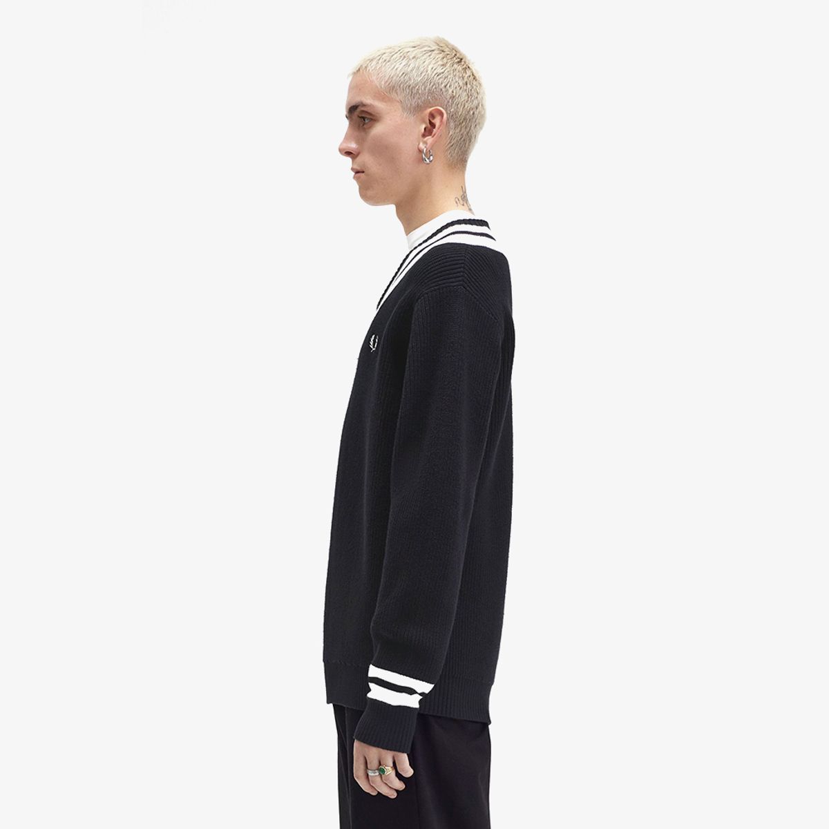 프레드페리(FRED PERRY) [Sharp] 스트라이프 트림 브이넥 니트 (102) AFPM2438541-102