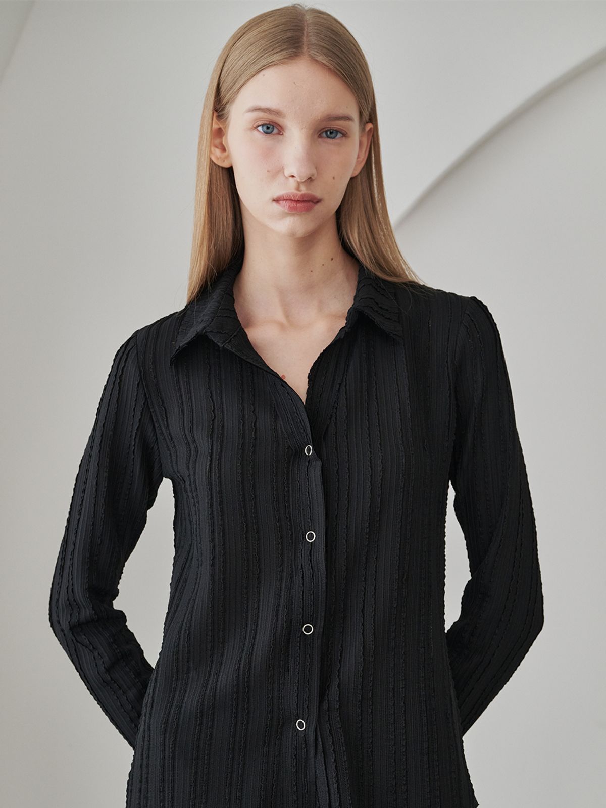 누브(NOUVE) V- Neck Slim Fit Collar Blouse - Black