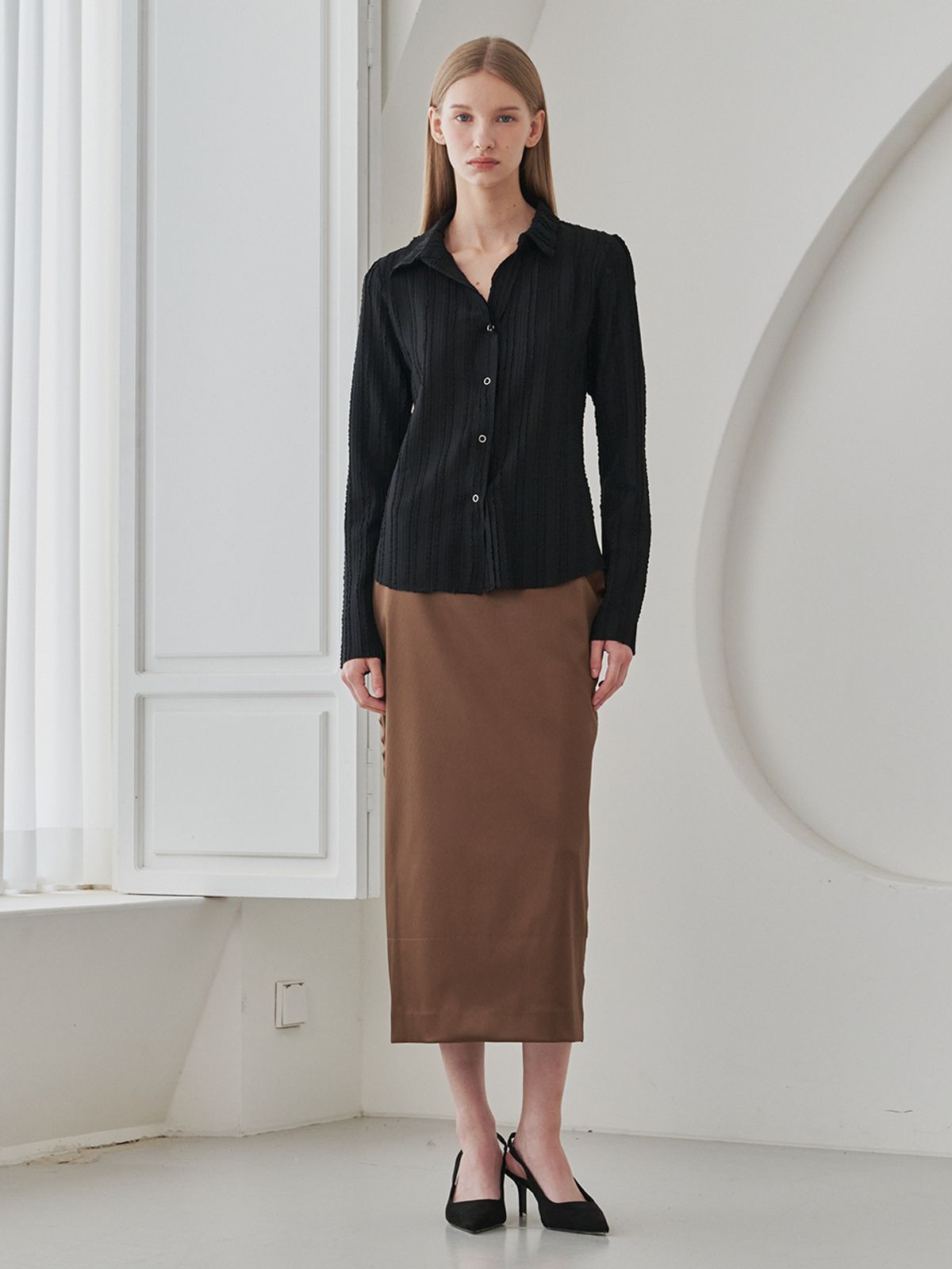 누브(NOUVE) V- Neck Slim Fit Collar Blouse - Black