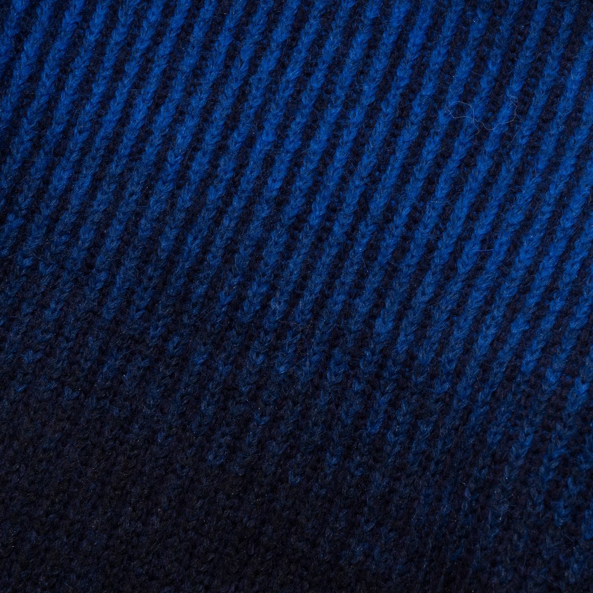 엑스트라오디너리(EXTRAORDINARY) GRADIENT SWEATER  BLUE