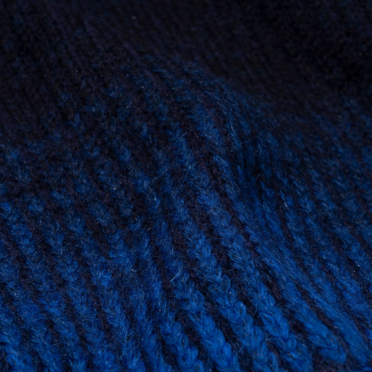엑스트라오디너리(EXTRAORDINARY) GRADIENT SWEATER  BLUE