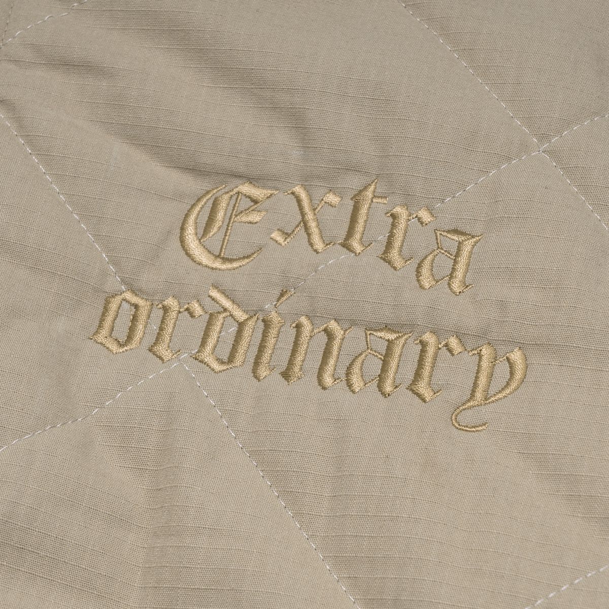 엑스트라오디너리(EXTRAORDINARY) MEDIEVAL LOGO QUILTING JUMPER  BEIGE