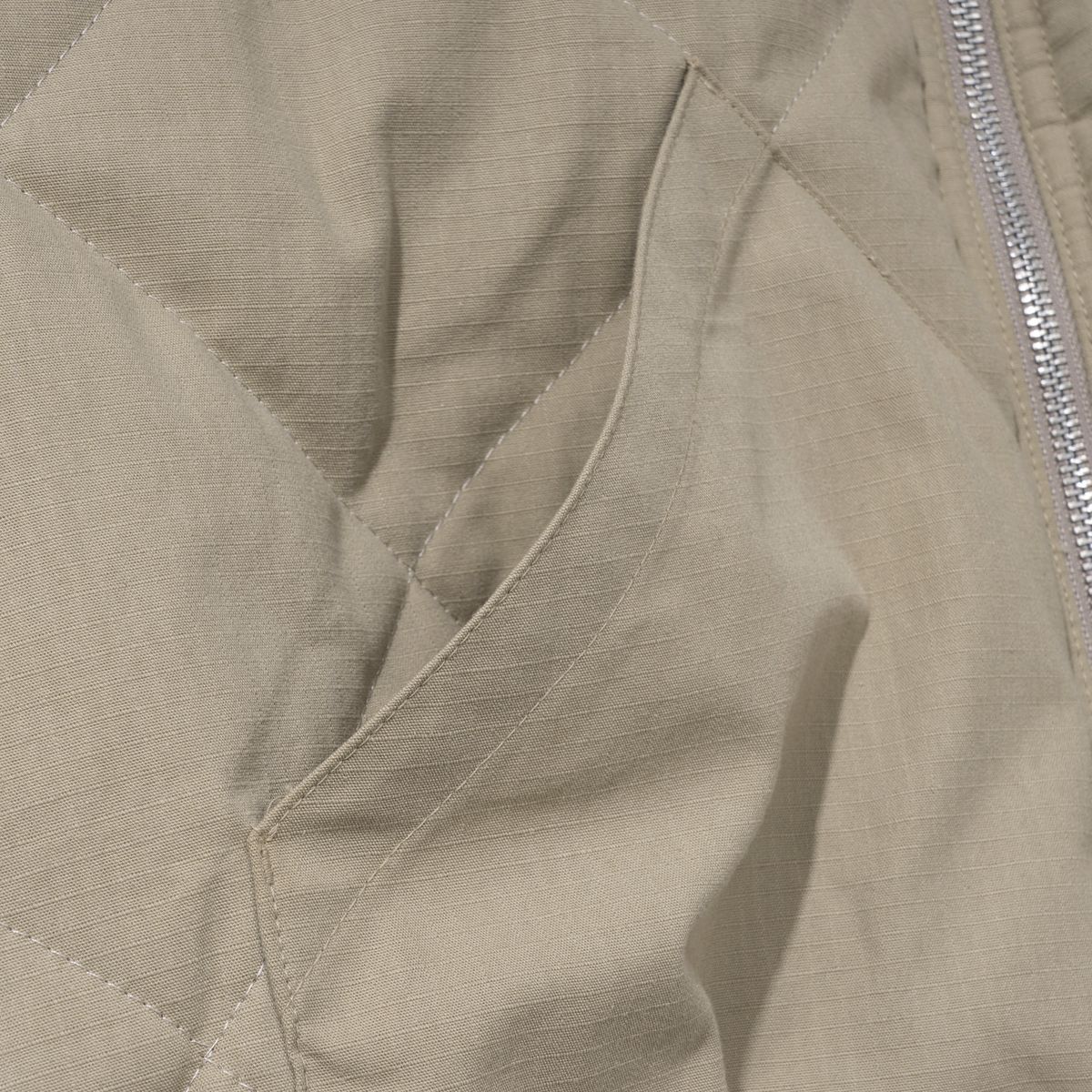 엑스트라오디너리(EXTRAORDINARY) MEDIEVAL LOGO QUILTING JUMPER  BEIGE