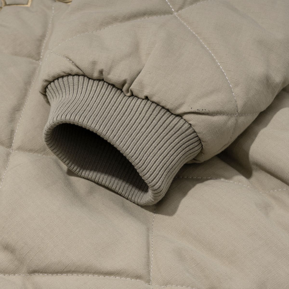 엑스트라오디너리(EXTRAORDINARY) MEDIEVAL LOGO QUILTING JUMPER  BEIGE