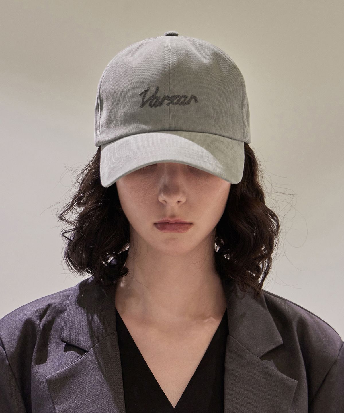 바잘(VARZAR) 바잘 체인 로고 코듀로이 OG핏 볼캡 카키
