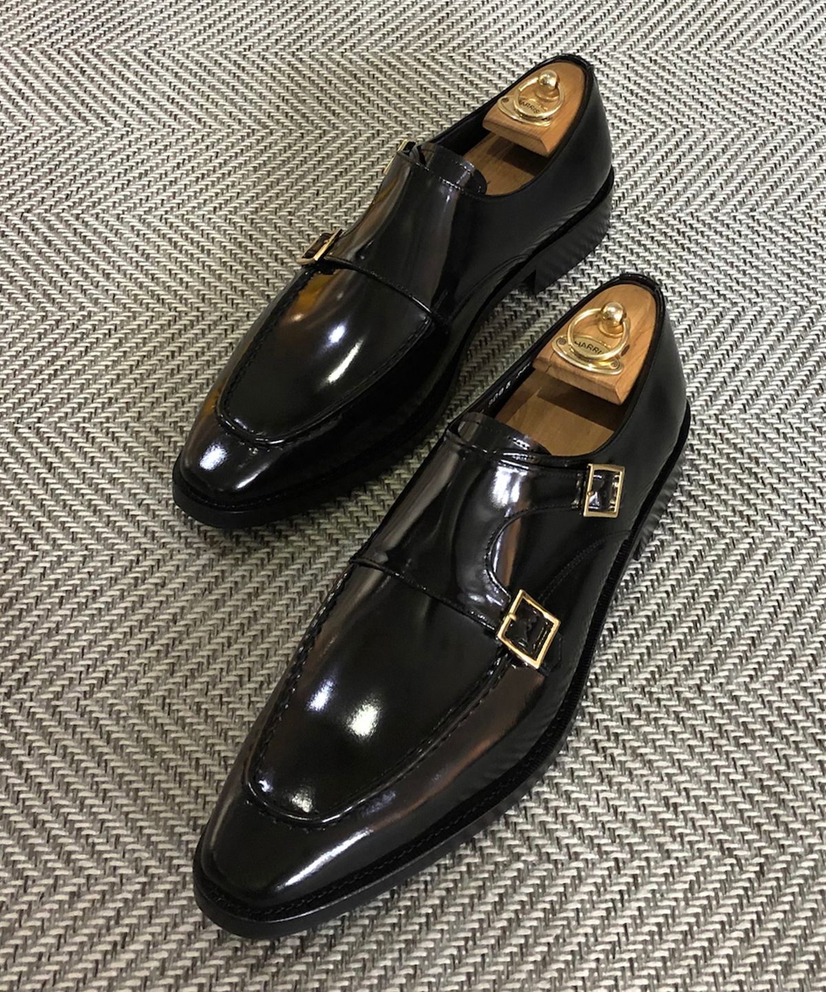 조앤슈(JOENSHOE) 해리스 골드버클 더블 몽크스트랩 블랙복스