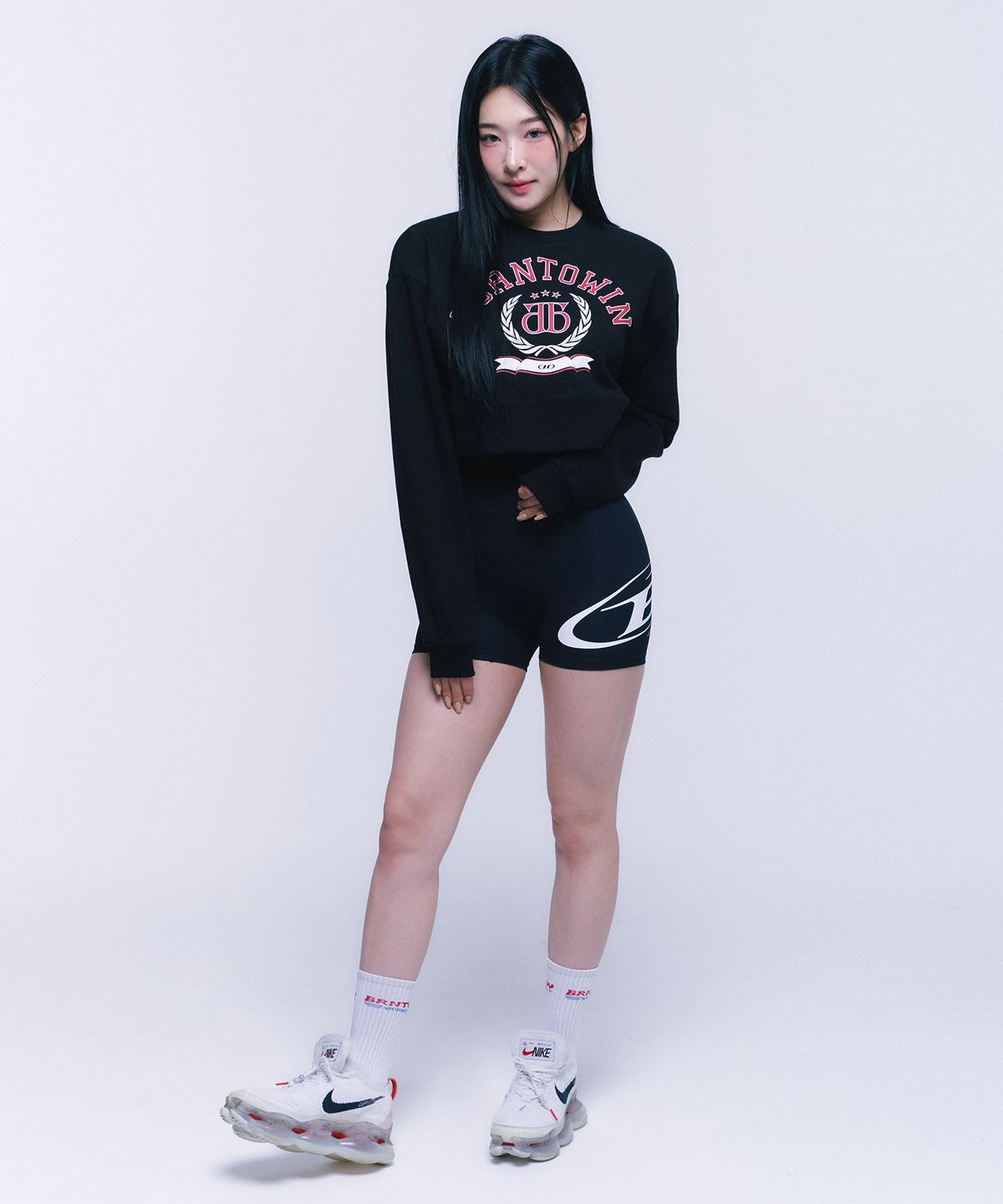 본투윈(BORN TO WIN) DOUBLE B EMBLEM CROP SWEATSHIRTS [BLACK]