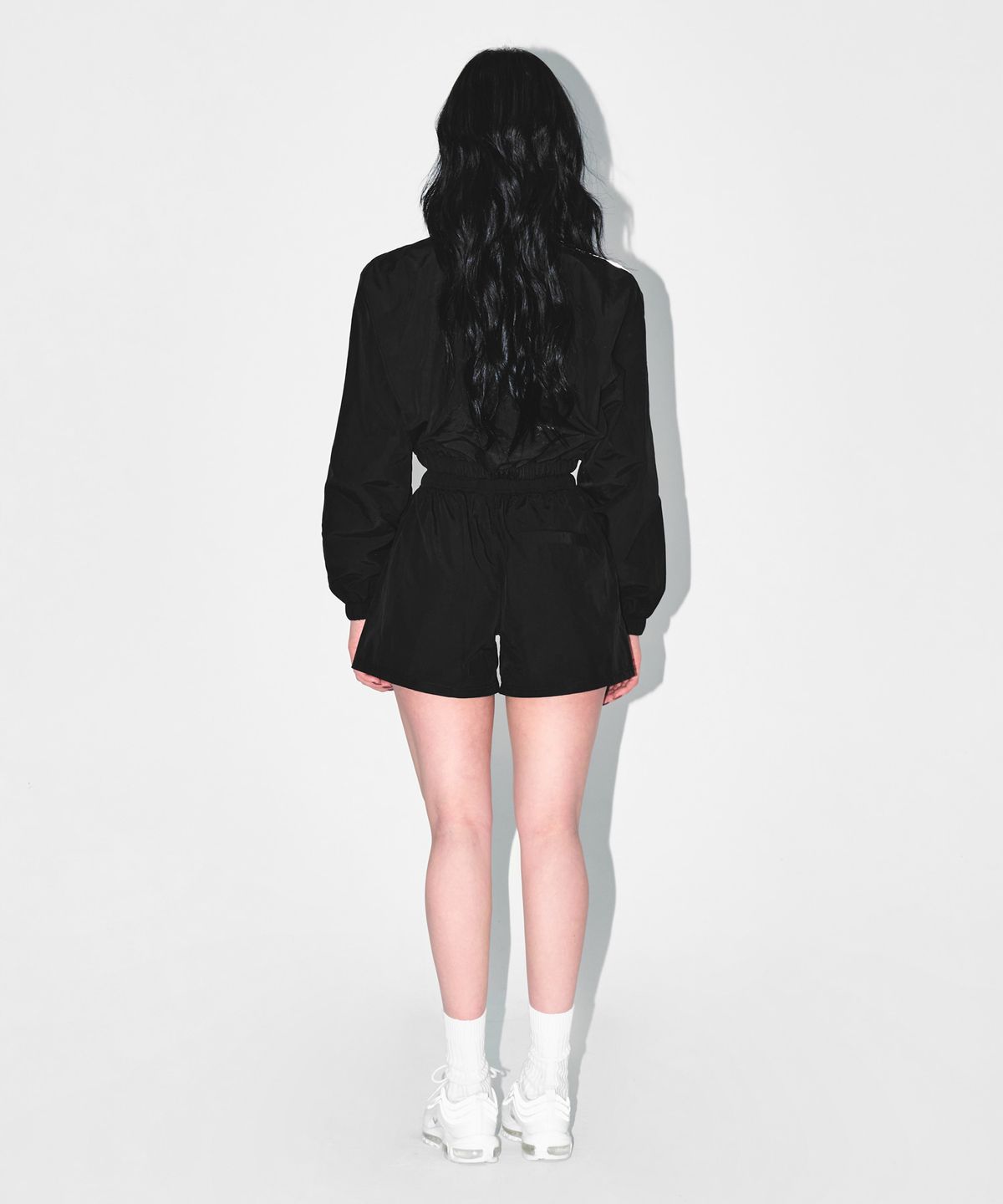 본투윈(BORN TO WIN) REFLECTIVE LINE NYLON SHORTS [BLACK]