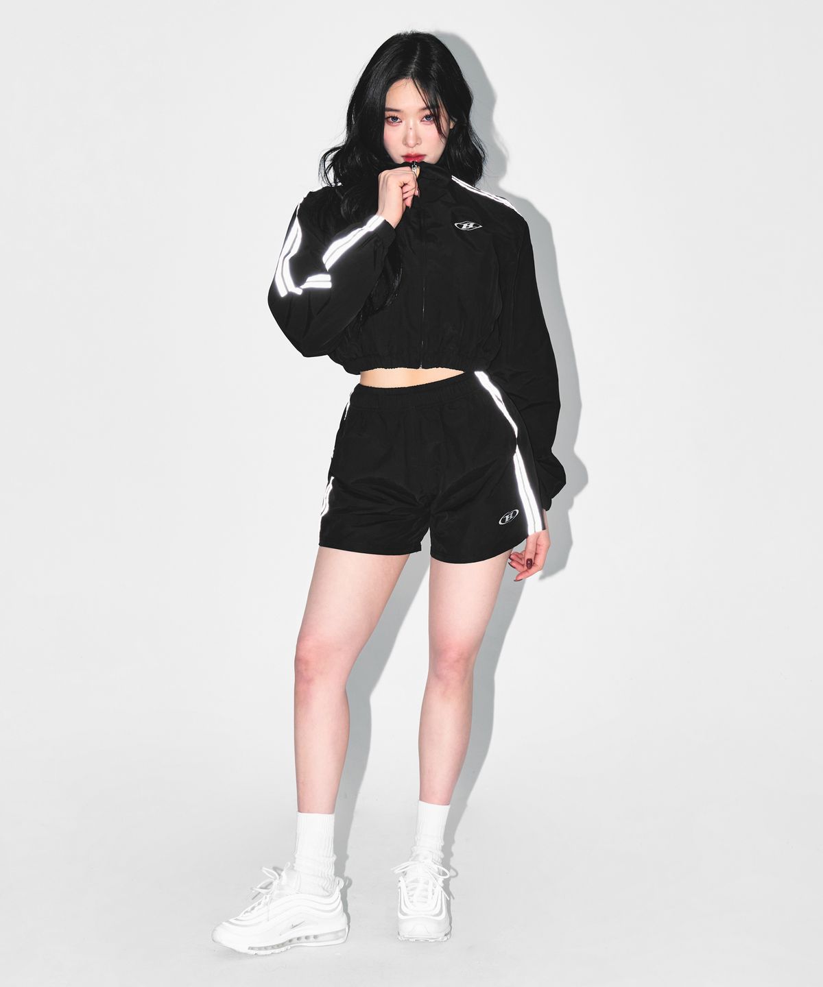 본투윈(BORN TO WIN) REFLECTIVE LINE NYLON SHORTS [BLACK]