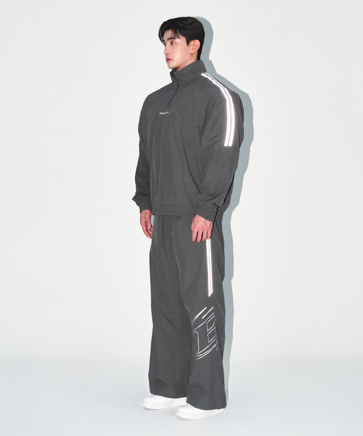 본투윈(BORN TO WIN) REFLECTIVE LINE BIG SYMBOL ANORAK JACKET [CHARCOAL]
