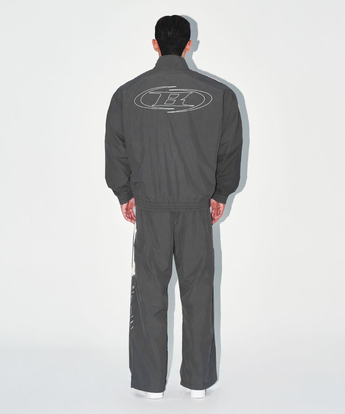 본투윈(BORN TO WIN) REFLECTIVE LINE BIG SYMBOL ANORAK JACKET [CHARCOAL]