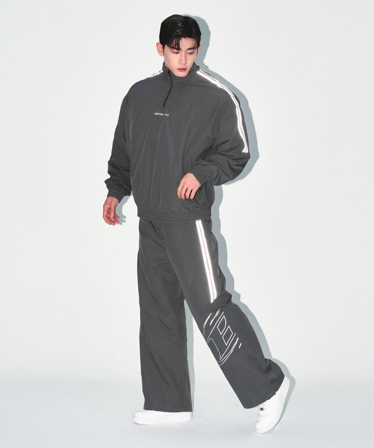 본투윈(BORN TO WIN) REFLECTIVE LINE BIG SYMBOL ANORAK JACKET [CHARCOAL]