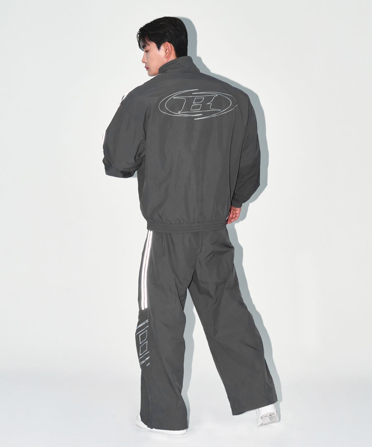 본투윈(BORN TO WIN) REFLECTIVE LINE BIG SYMBOL ANORAK JACKET [CHARCOAL]