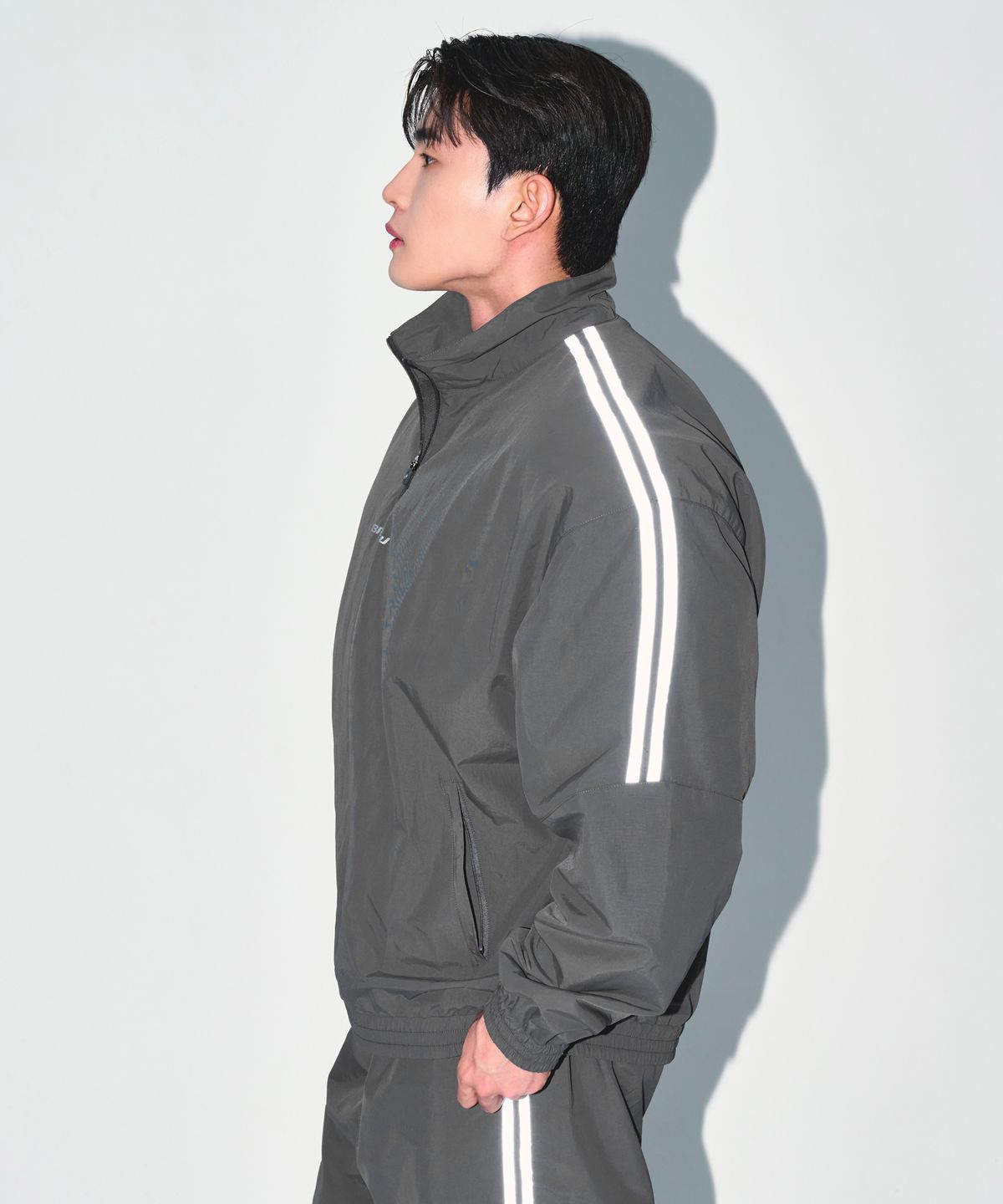 본투윈(BORN TO WIN) REFLECTIVE LINE BIG SYMBOL ANORAK JACKET [CHARCOAL]