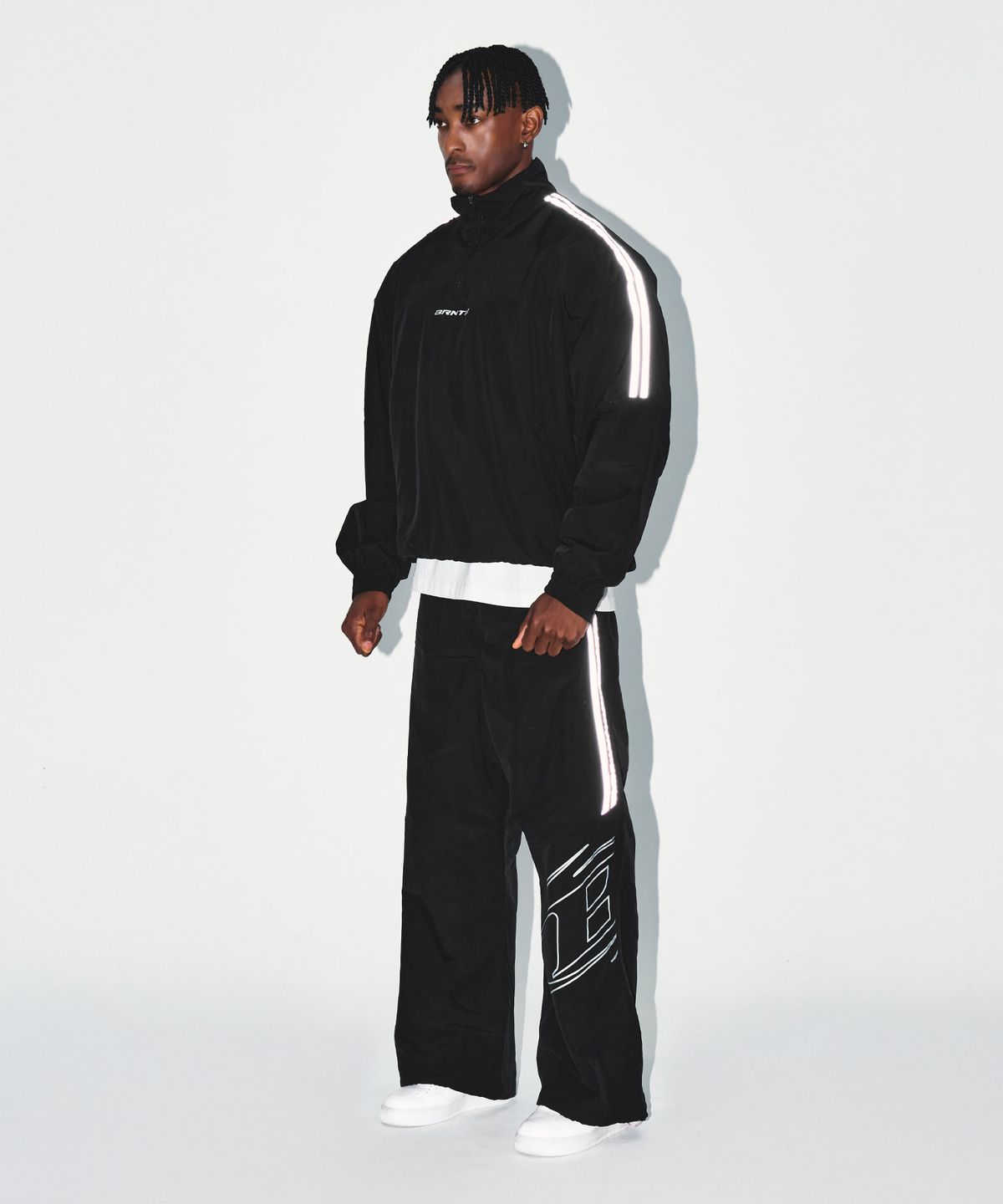 본투윈(BORN TO WIN) REFLECTIVE LINE BIG SYMBOL WIDE PANTS [BLACK]