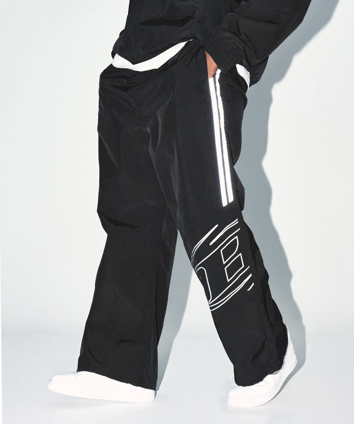 본투윈(BORN TO WIN) REFLECTIVE LINE BIG SYMBOL WIDE PANTS [BLACK]