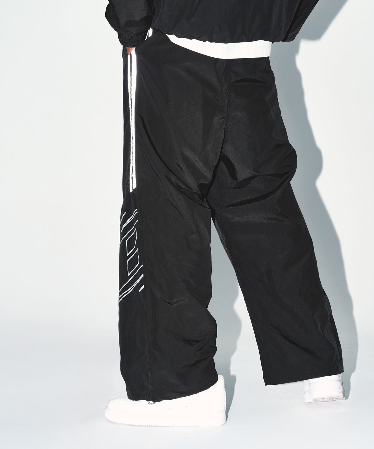 본투윈(BORN TO WIN) REFLECTIVE LINE BIG SYMBOL WIDE PANTS [BLACK]