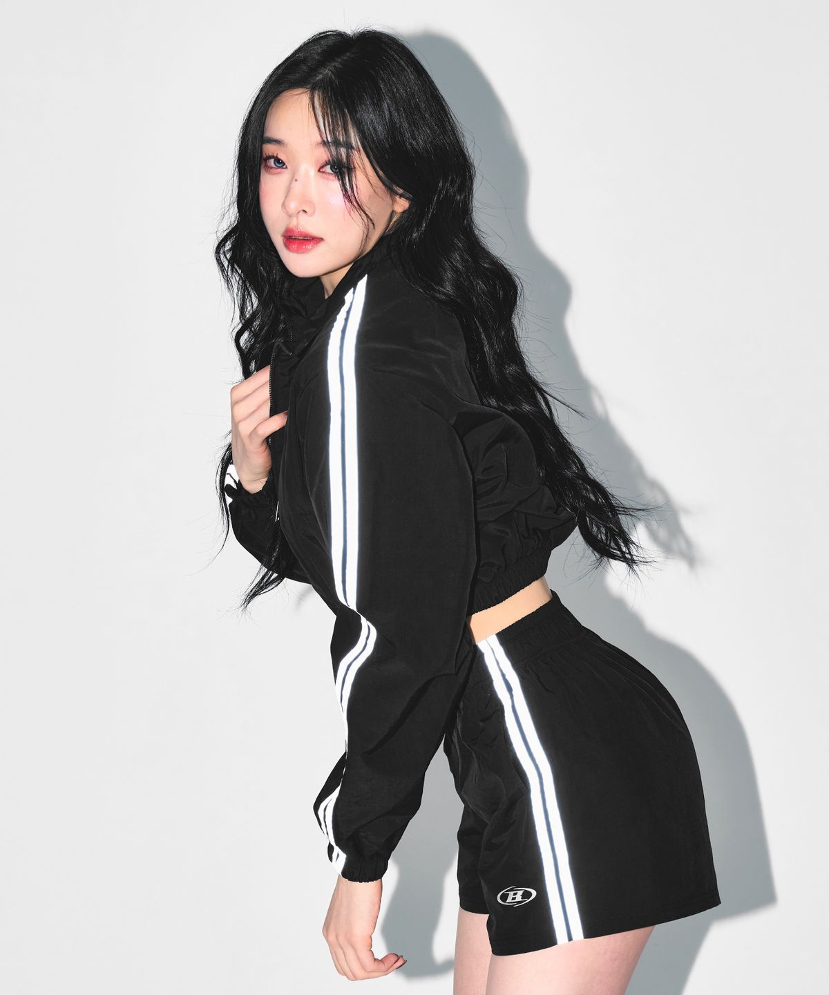 본투윈(BORN TO WIN) REFLECTIVE LINE CROP WIND BREAKER [BLACK]