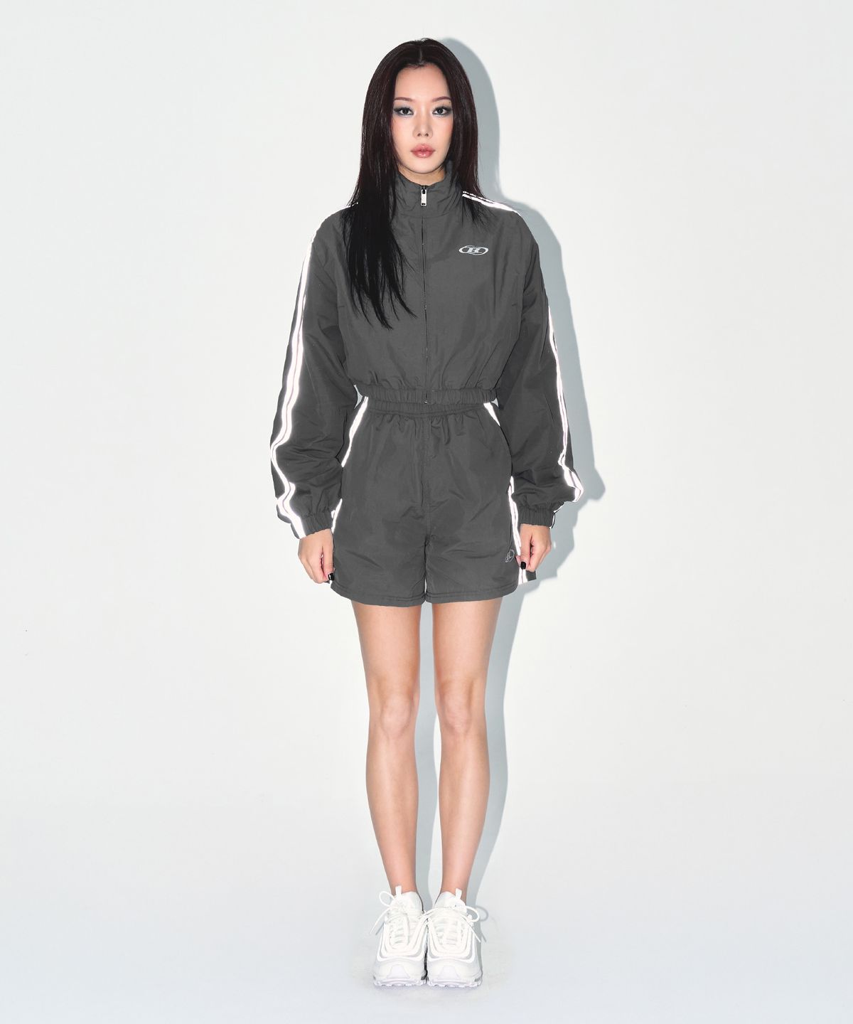 본투윈(BORN TO WIN) REFLECTIVE LINE CROP WIND BREAKER [CHARCOAL]
