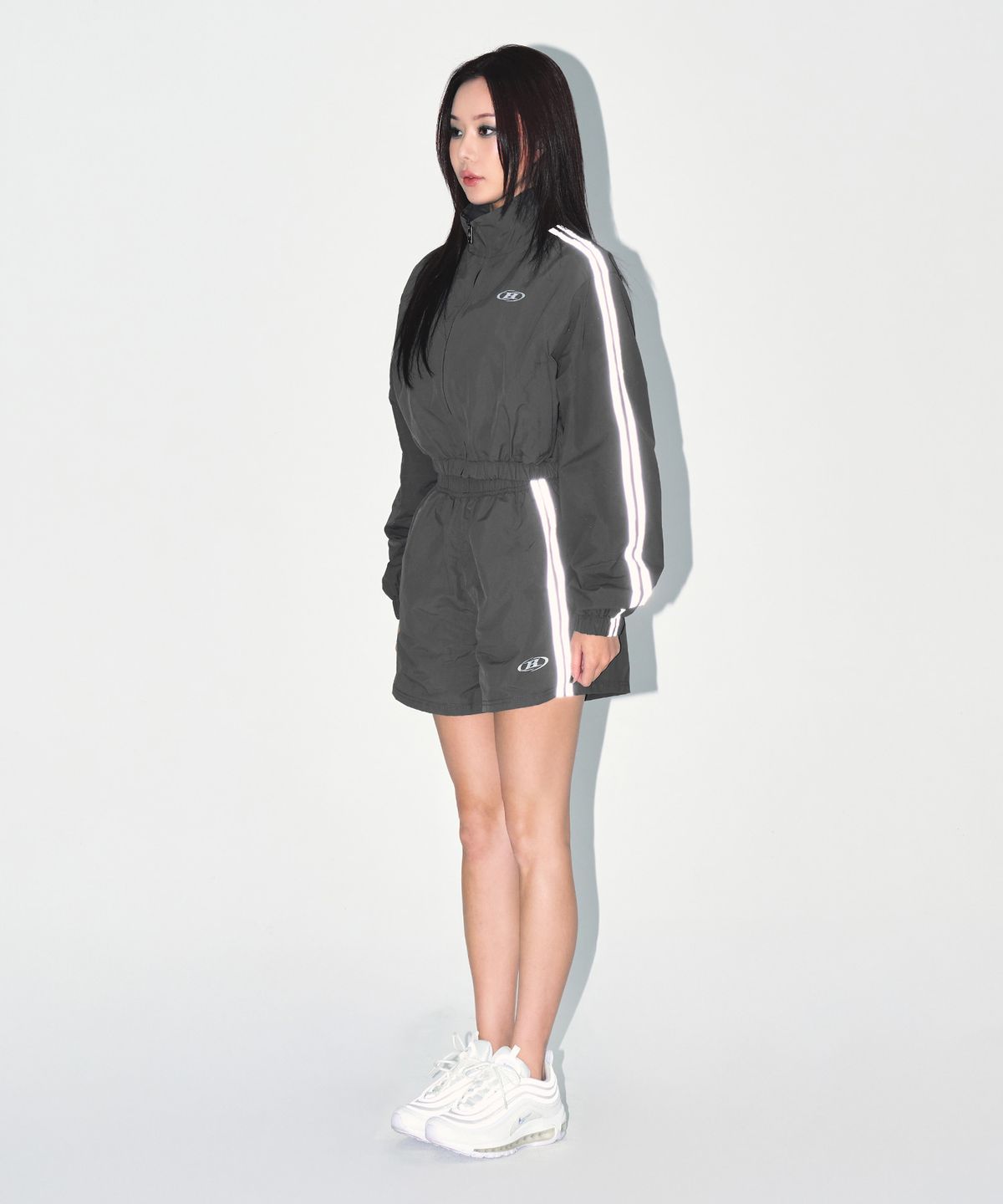 본투윈(BORN TO WIN) REFLECTIVE LINE CROP WIND BREAKER [CHARCOAL]