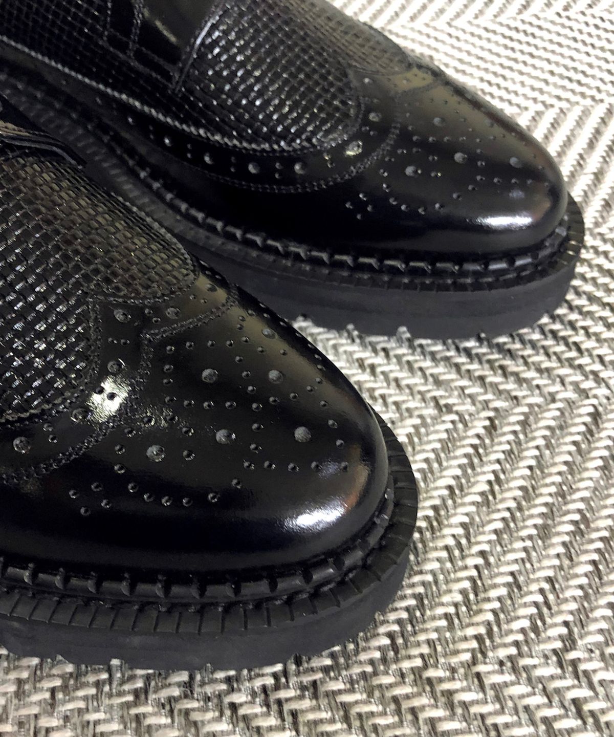 조앤슈(JOENSHOE) 휴만 그리드 윙팁 워커 블랙