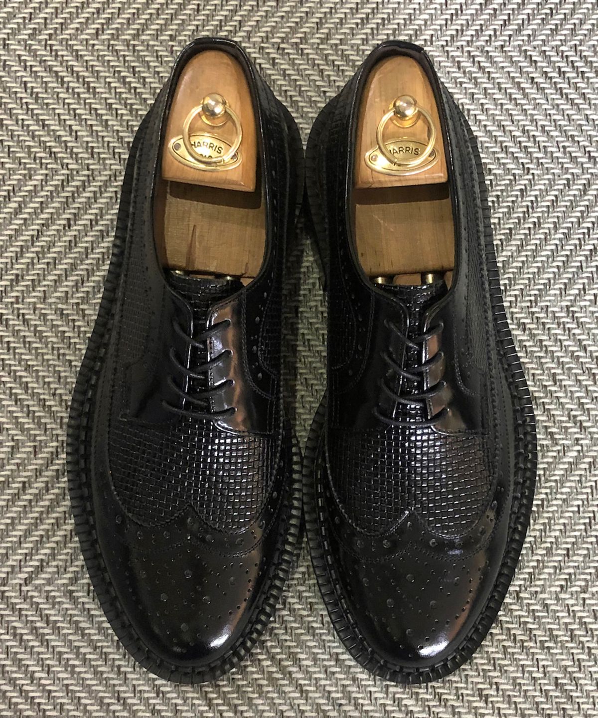 조앤슈(JOENSHOE) 휴만 그리드 윙팁 워커 블랙