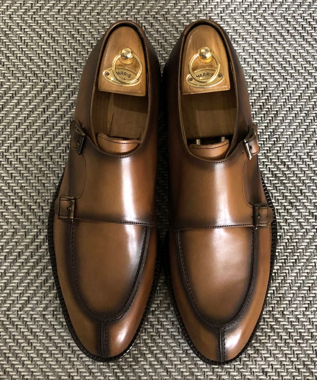 조앤슈(JOENSHOE) 벨라 유팁 더블 몽크스트랩 알콜브라운