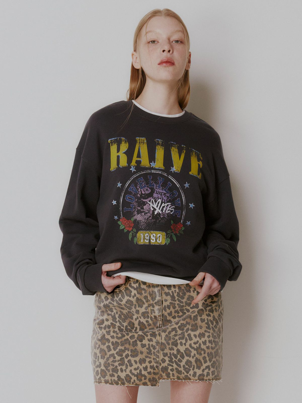 레이브(RAIVE) Love Bites Graphic Sweatshirt VW4AE107_2color