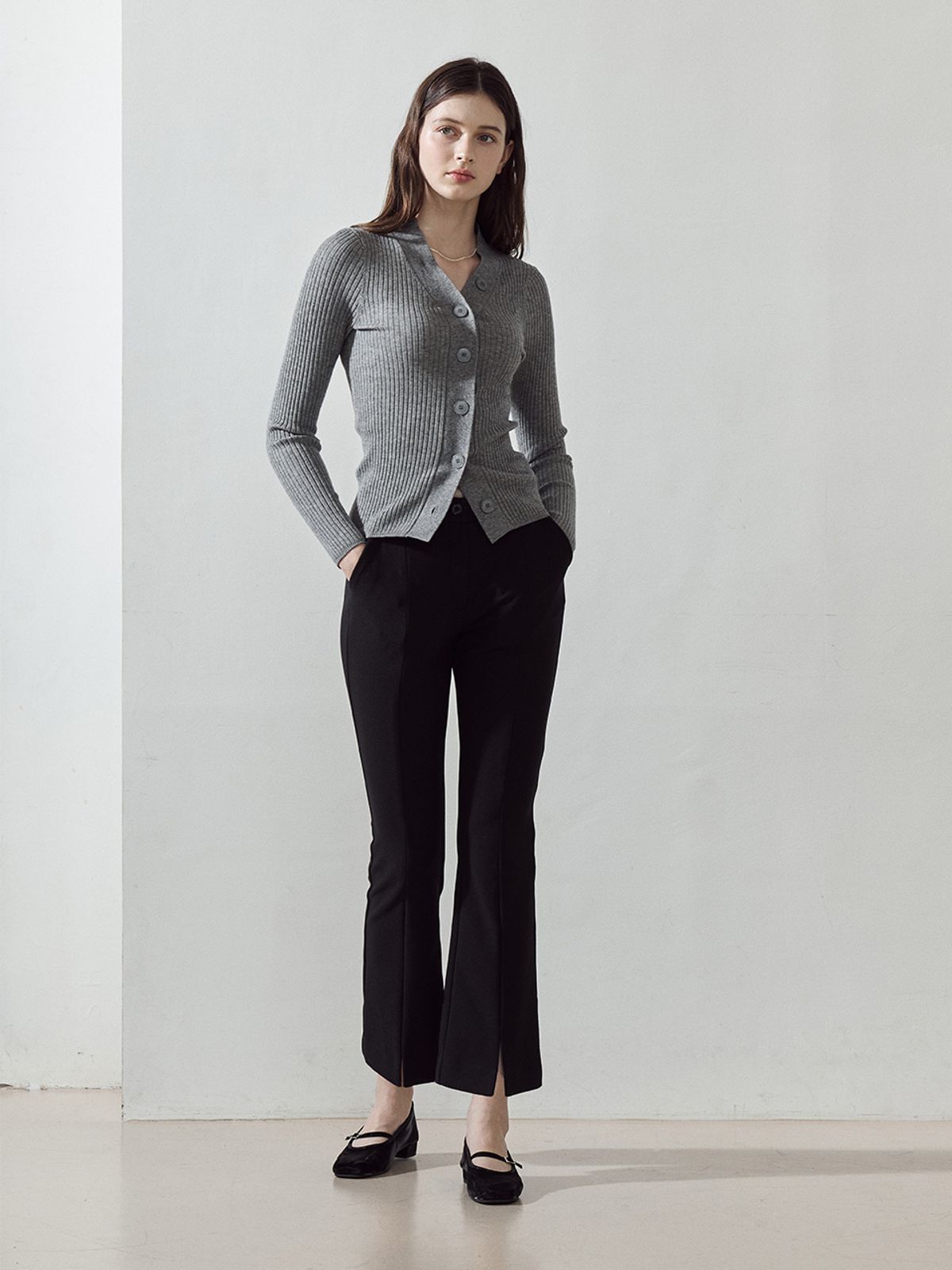로드로아르(LORDLOAR) 엘라스틱 앞 절개 부츠컷 슬랙스 BLACK