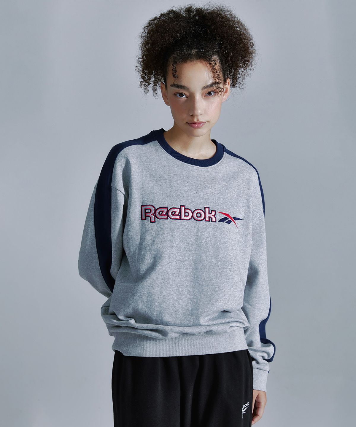리복(REEBOK) 사이드 배색 맨투맨 - 그레이