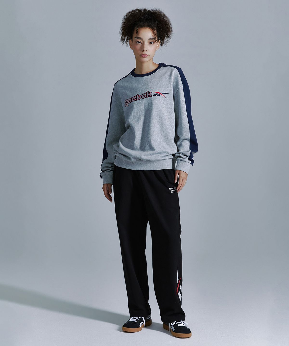 리복(REEBOK) 사이드 배색 맨투맨 - 그레이