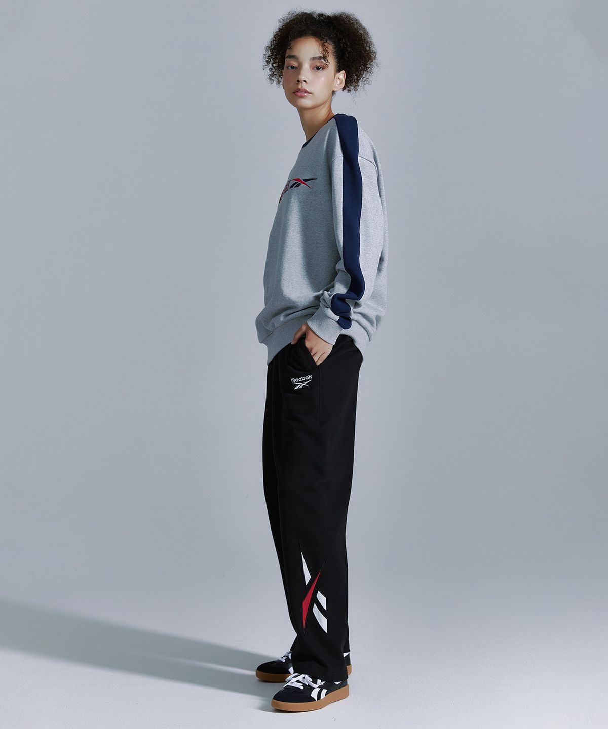 리복(REEBOK) 사이드 배색 맨투맨 - 그레이