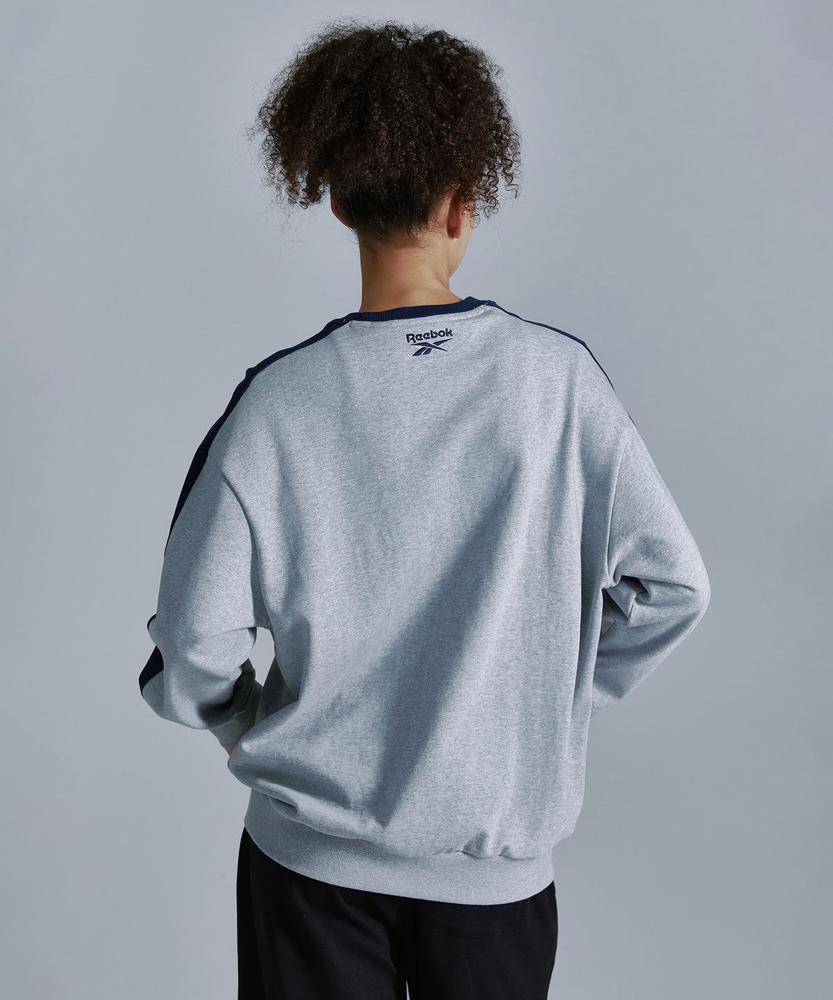 리복(REEBOK) 사이드 배색 맨투맨 - 그레이